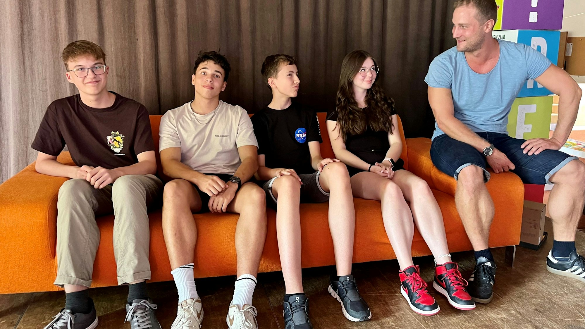 Fünf Jugendliche mit einem Erwachsenen