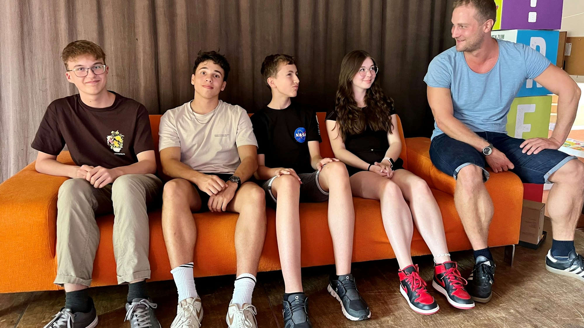 Fünf Jugendliche mit einem Erwachsenen