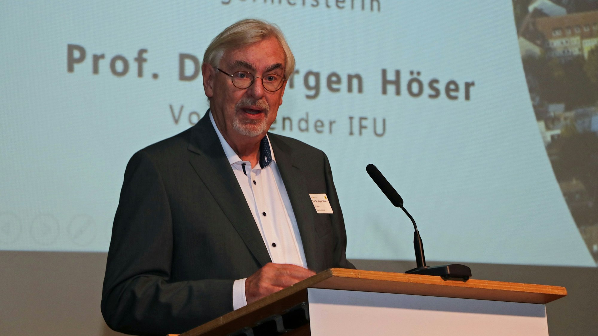 Auf dem Bild ist der IFU-Vorsitzende zu sehen.