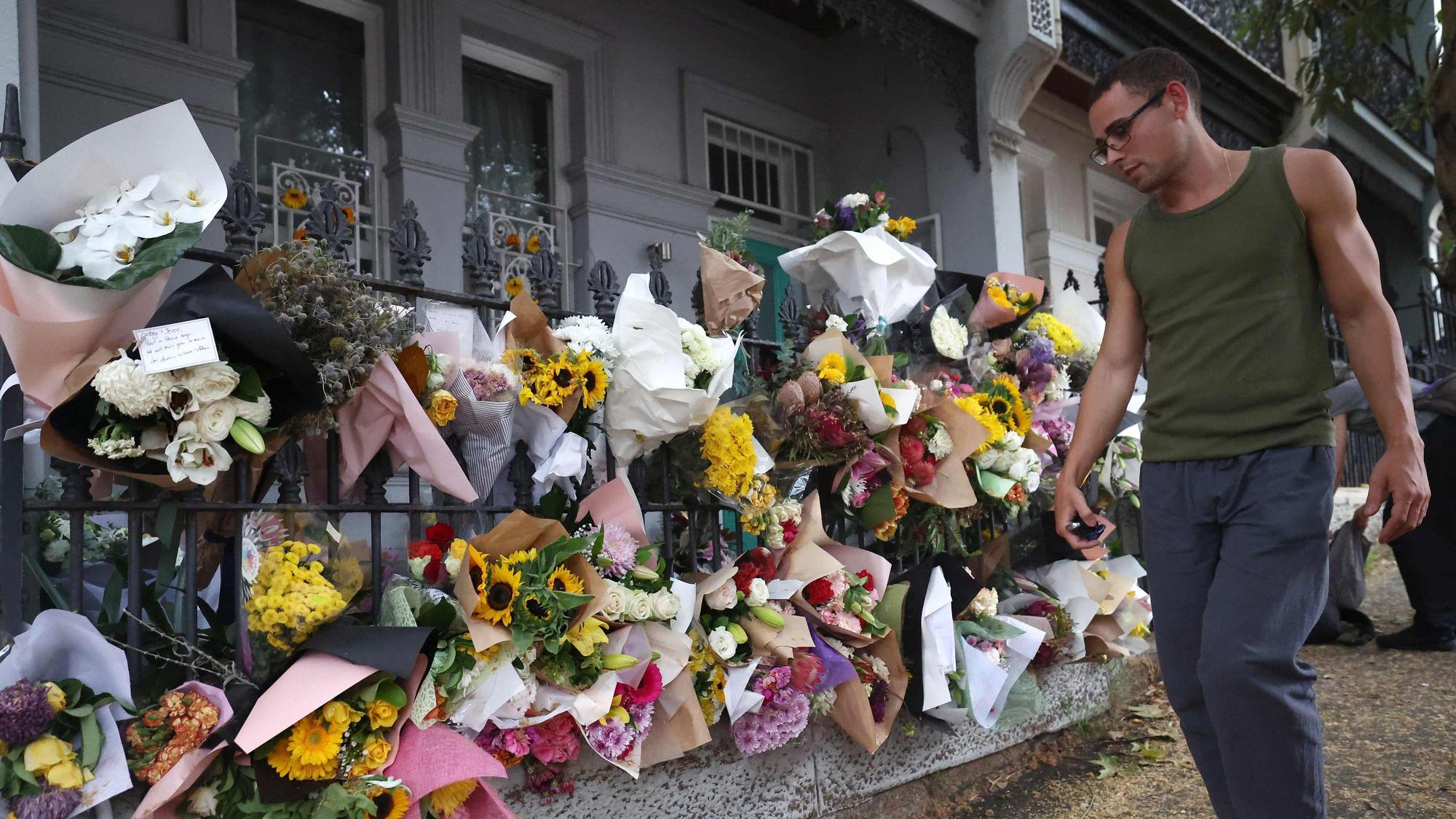 Vor dem Haus des TV-Moderators Jesse Baird in Paddington, einem Vorort Sydneys, legten Trauernde Blumen nieder.