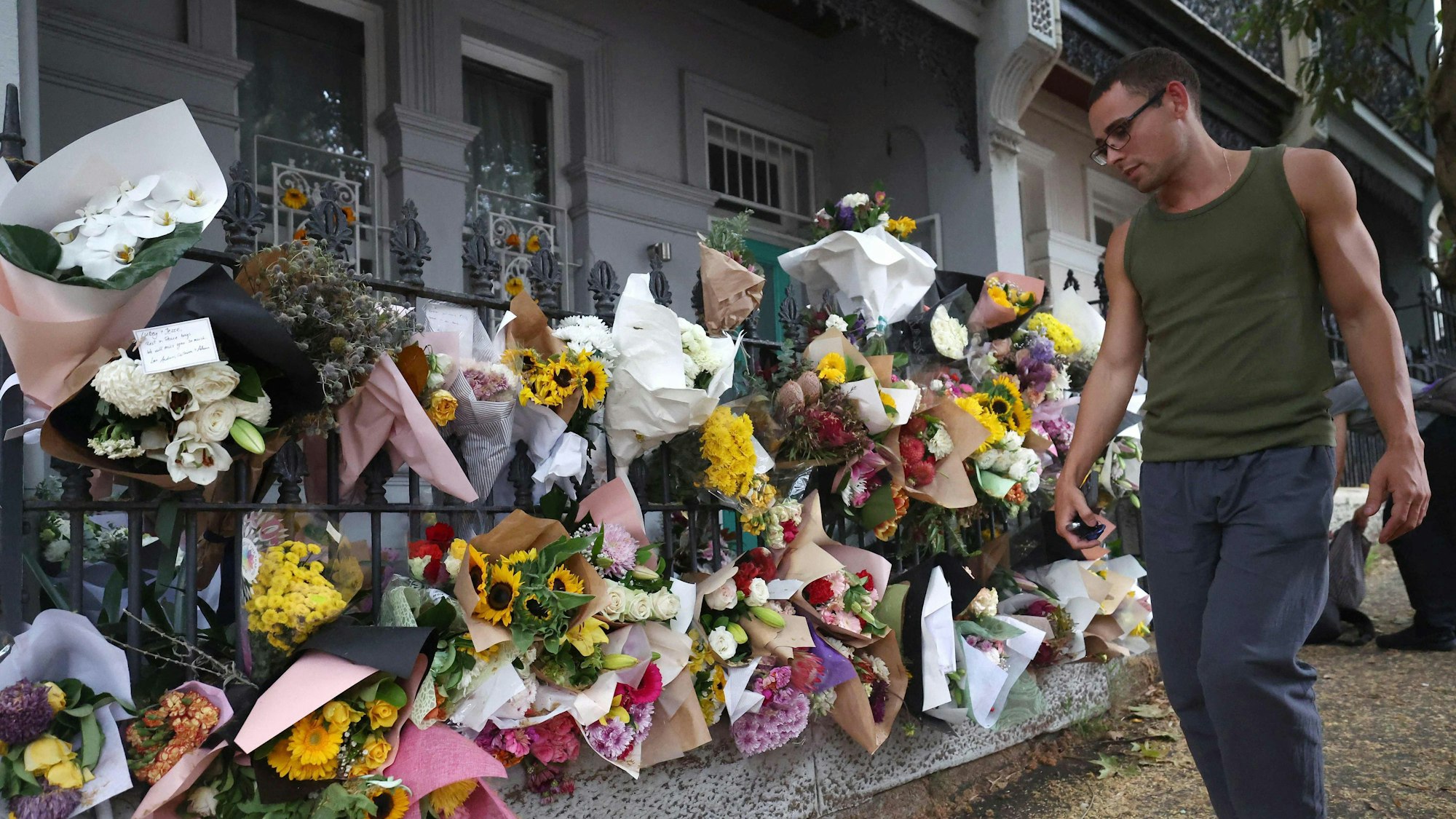 Vor dem Haus des TV-Moderators Jesse Baird in Paddington, einem Vorort Sydneys, legten Trauernde Blumen nieder.