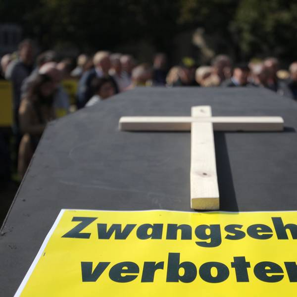 Bei einer Demonstration gegen eine Kommunalreform steht vor dem Landtag in Mainz ein Sarg mit der Aufschrift „Zwangsehe verboten“. Ein Elternpaar soll in Spanien seine zwölfjährige Tochter für eine Zwangsheirat für 3000 Euro verkauft haben. (Archivbild)