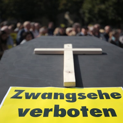 Bei einer Demonstration gegen eine Kommunalreform steht vor dem Landtag in Mainz ein Sarg mit der Aufschrift „Zwangsehe verboten“. Ein Elternpaar soll in Spanien seine zwölfjährige Tochter für eine Zwangsheirat für 3000 Euro verkauft haben. (Archivbild)