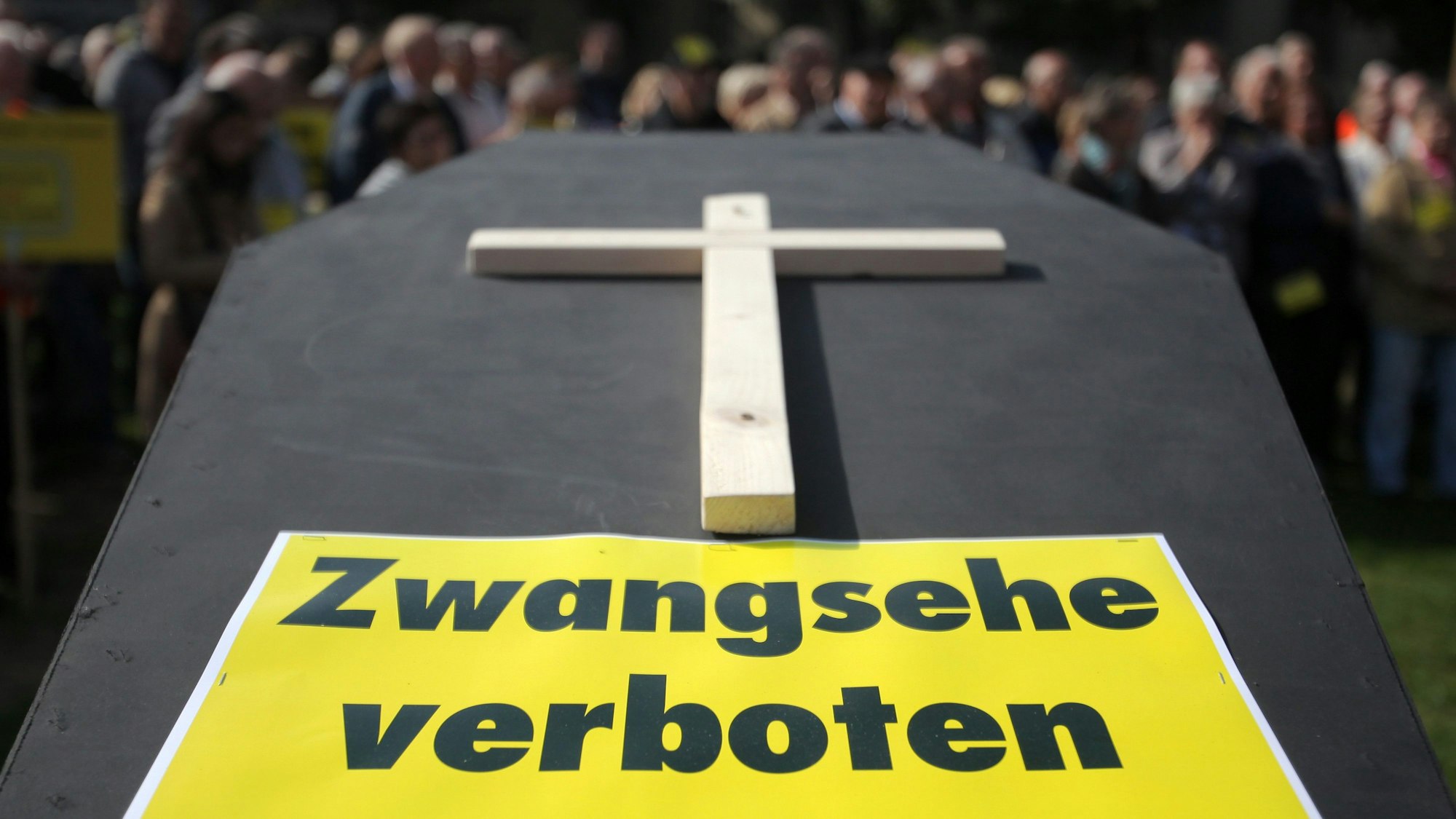 Bei einer Demonstration gegen eine Kommunalreform steht vor dem Landtag in Mainz ein Sarg mit der Aufschrift „Zwangsehe verboten“. Ein Elternpaar soll in Spanien seine zwölfjährige Tochter für eine Zwangsheirat für 3000 Euro verkauft haben. (Archivbild)