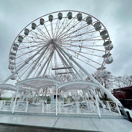 Das Riesenrad „Bella Vista“ ist 40 Meter hoch und bietet in Bonn-Beuel für zwei Monate Blick aufs Siebengebirge.