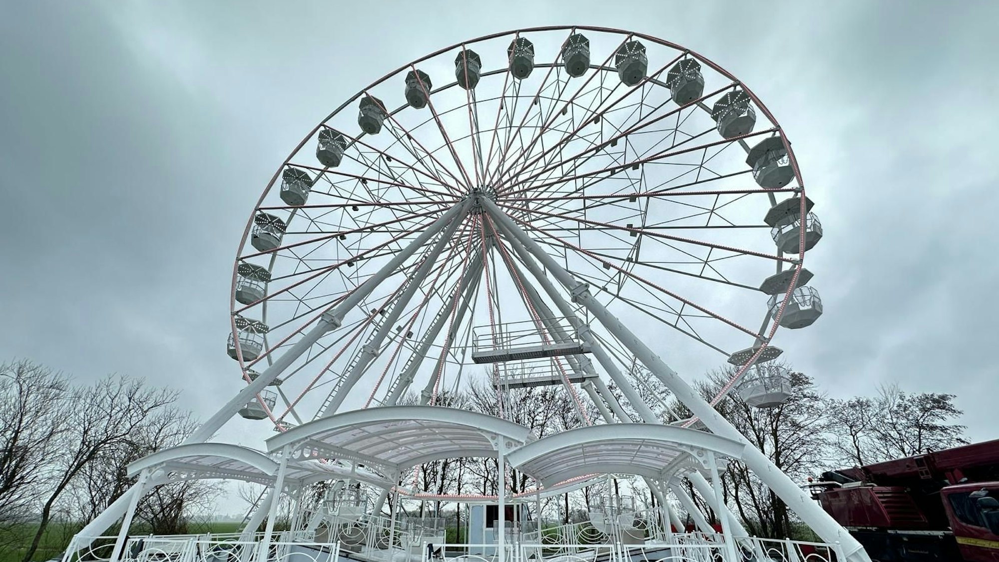 Das Riesenrad „Bella Vista“ ist 40 Meter hoch und bietet in Bonn-Beuel für zwei Monate Blick aufs Siebengebirge.