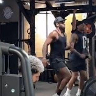 Weltstar Jason Derulo im Fitnessstudio FitX in Aachen.