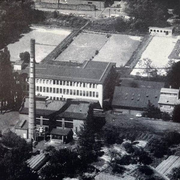 Luftbild der ehemaligen Cederwaldmühle in Bergisch Gladbach, Produktionsgebäude und Schornstein.