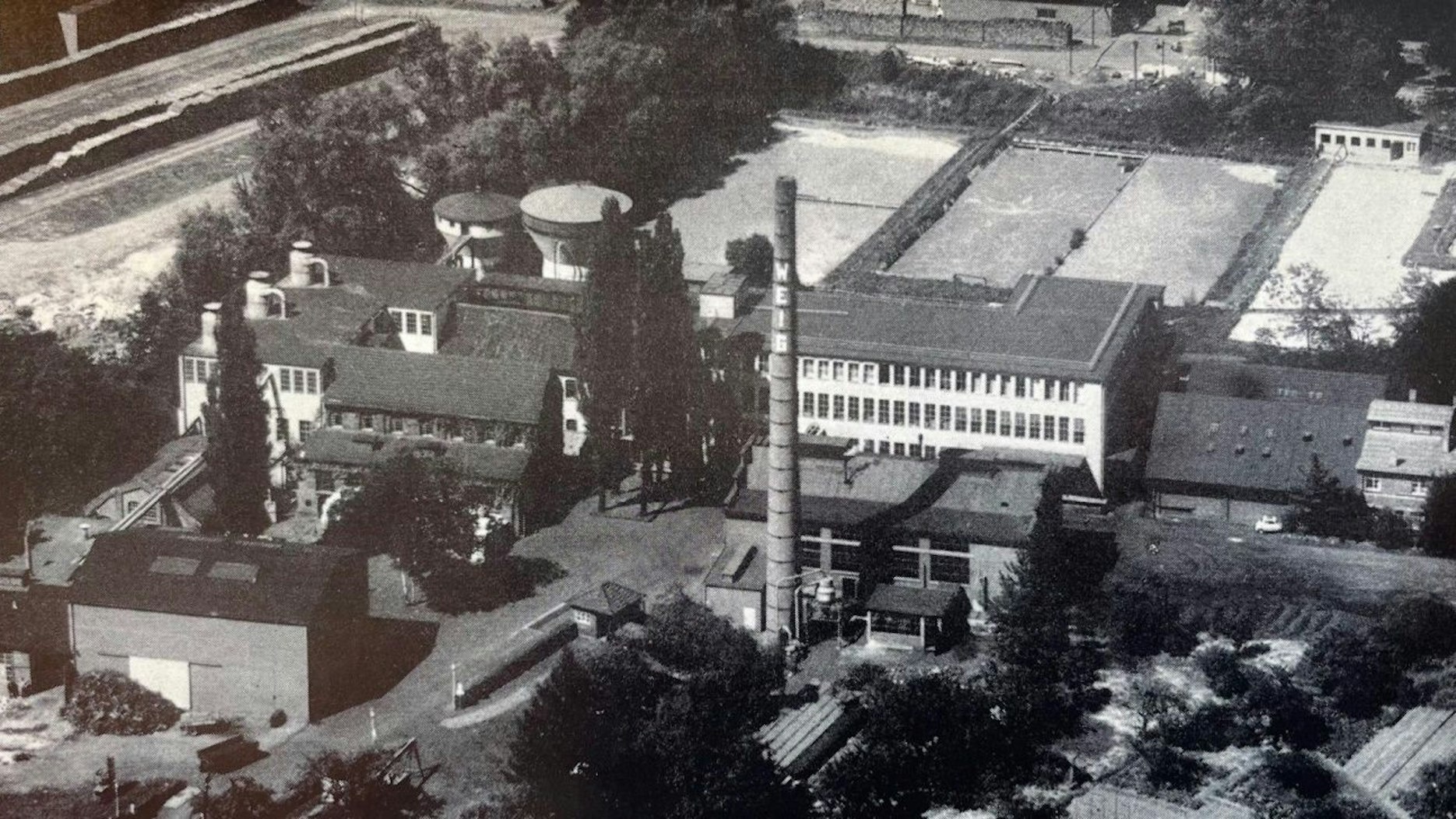 Luftbild der ehemaligen Cederwaldmühle in Bergisch Gladbach, Produktionsgebäude und Schornstein.