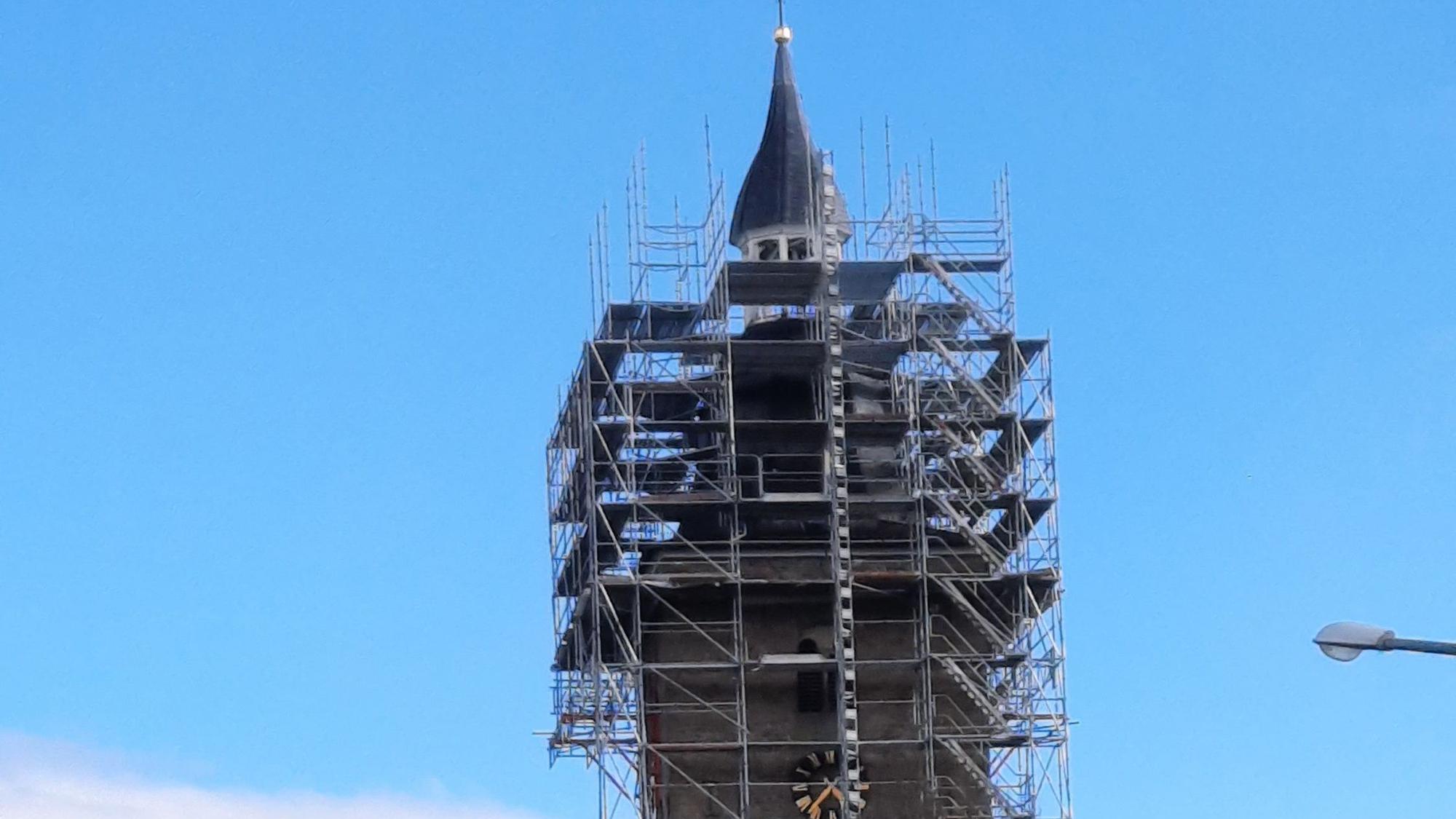 Das Foto zeigt den eingerüsteten Kirchturm von St. Severin.