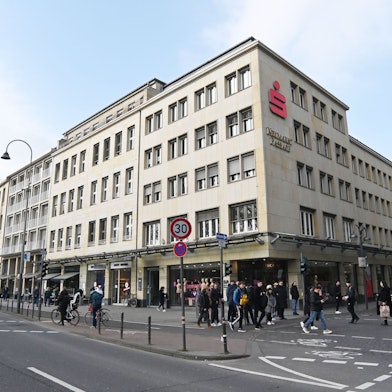 Das Foto zeigt die Neumarkt-Passage, im Hintergrund ist die Kirche St. Aposteln zu sehen.