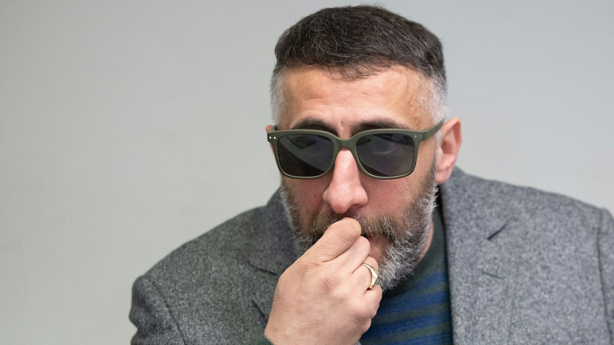 Kida Khodr Ramadan, Schauspieler, sitzt zu Beginn eines Prozesses gegen ihn im Gerichtssaal im Amtsgericht Tiergarten.