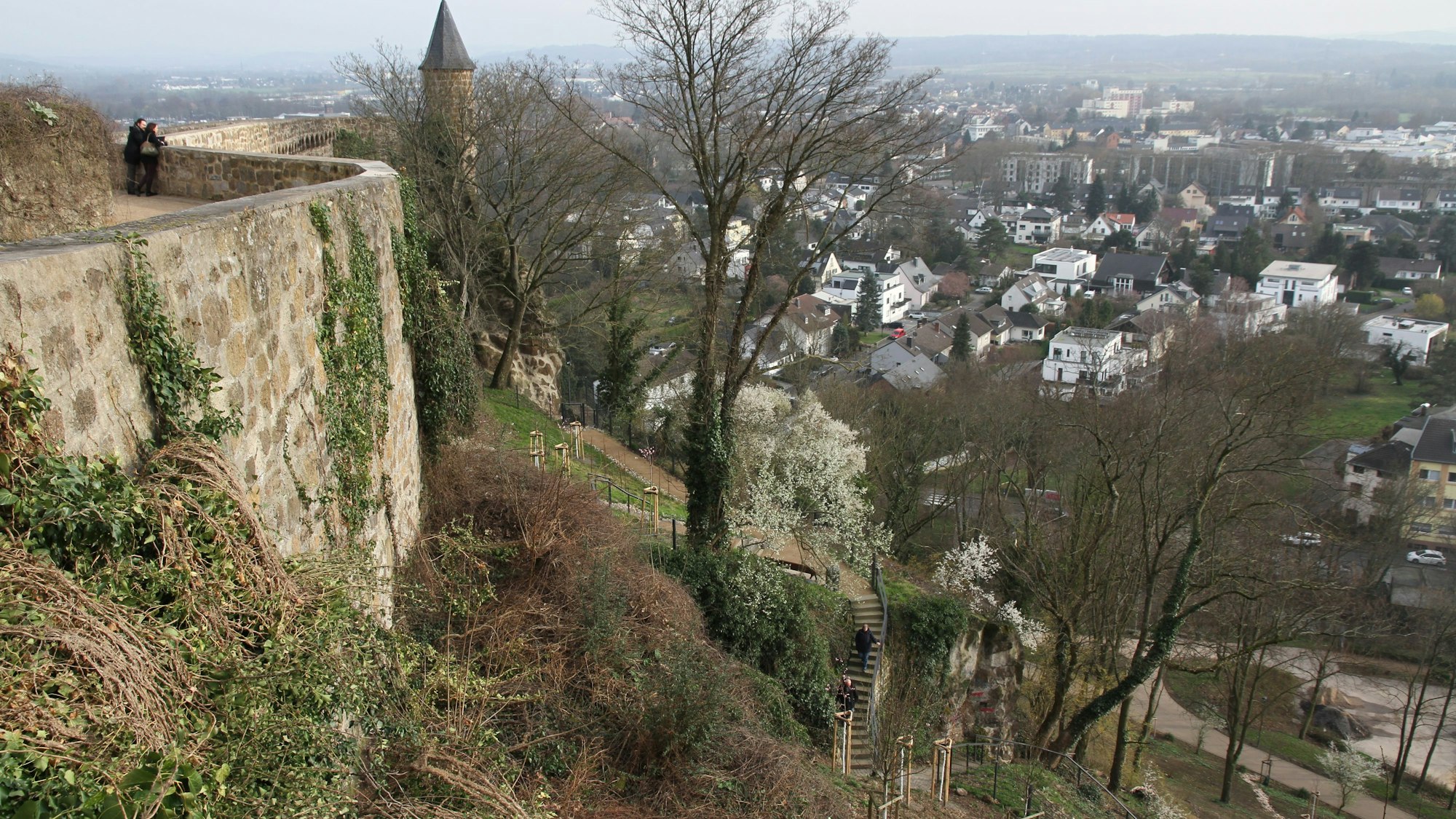 Blick auf eine Befestigungsmauer und hinunter in ein Parkanlage.
