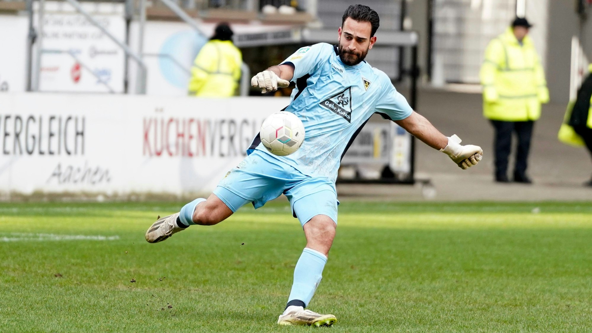 Leroy Zeller aus Sinzenich, hier beim Abschlag, gab gegen Gütersloh sein Debüt bei Alemannia Aachen.