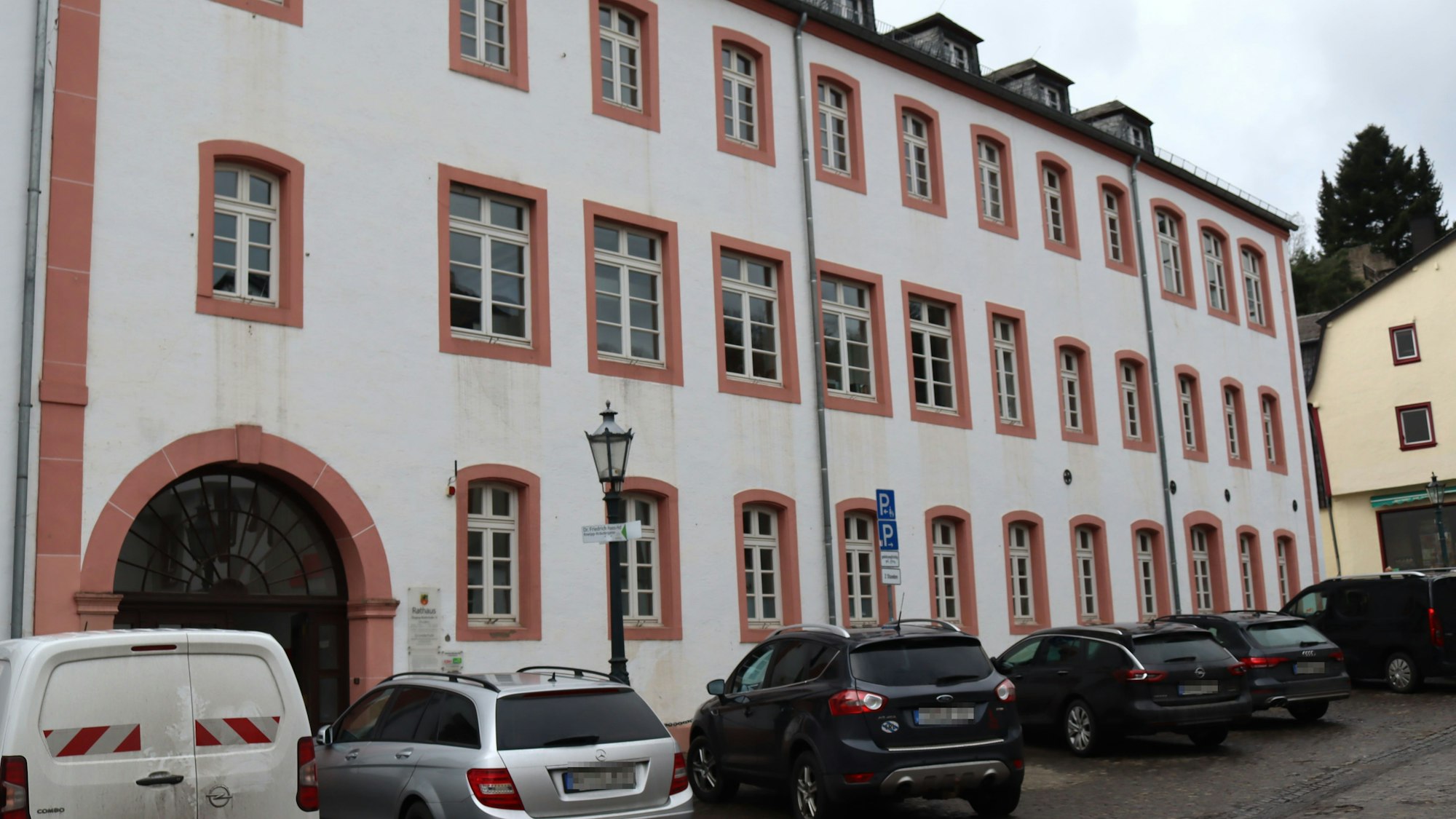 Eine Außenansicht der Grundschule Bad Münstereifel, vor der Autos parken.