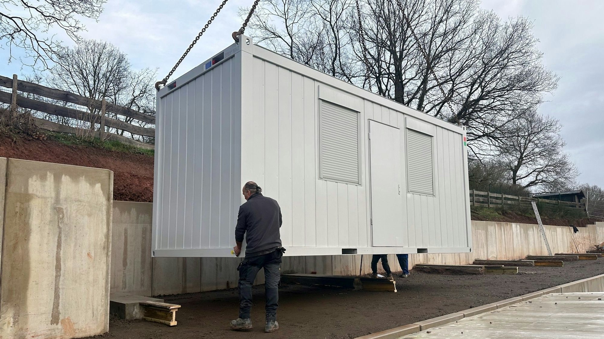 Auf dem Gelände des Mechernicher Tierheims wird ein Container an seinem Standplatz abgestellt.