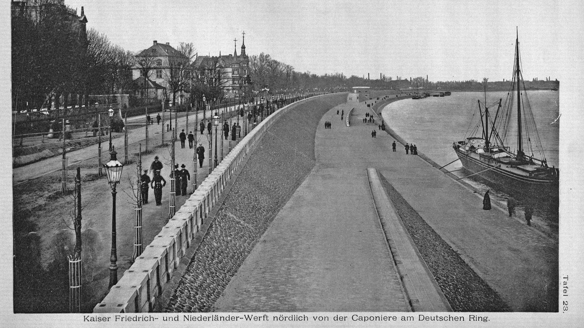 Uferpromenade in Schwarz-Weiß-Aufnahme