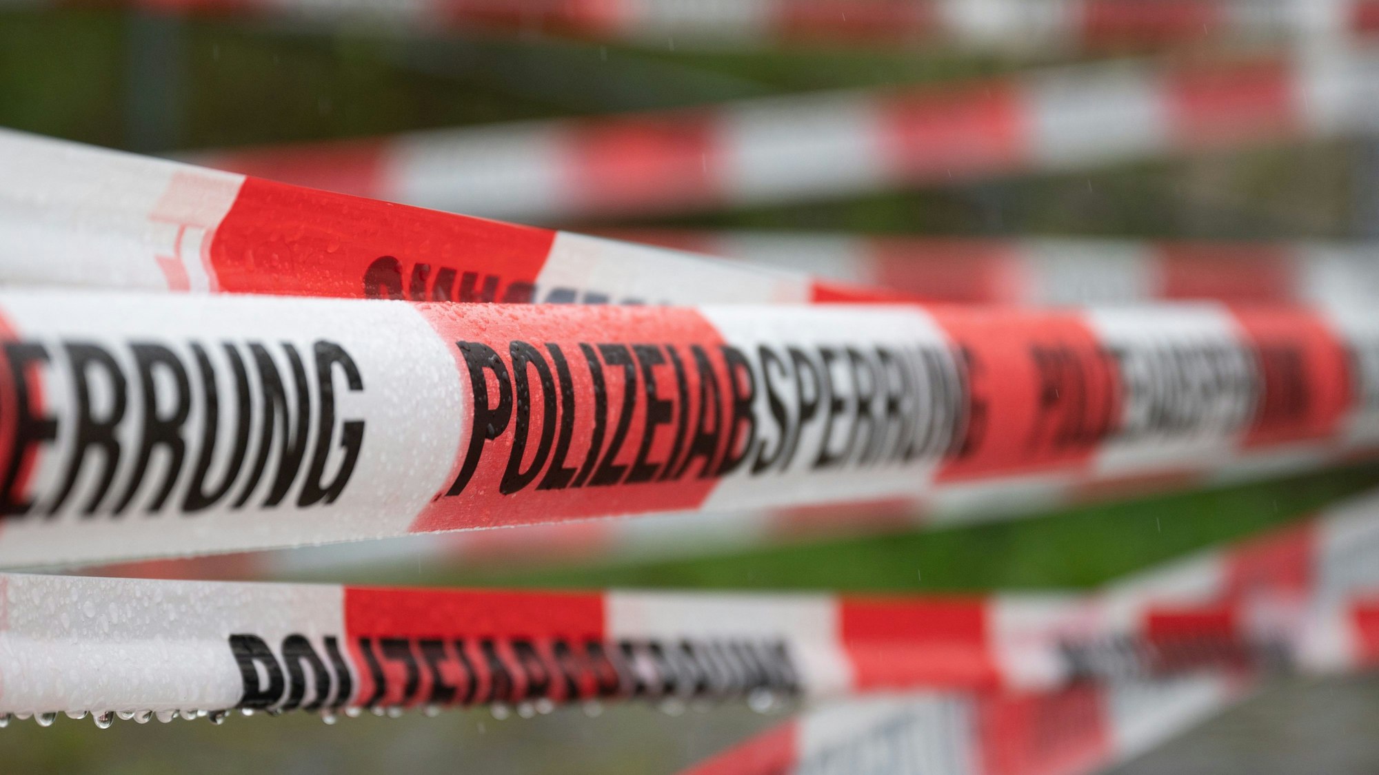 Absperrband der Polizei sperrt den Durchgang zu der Fundstelle einer Weltkriegsbombe.