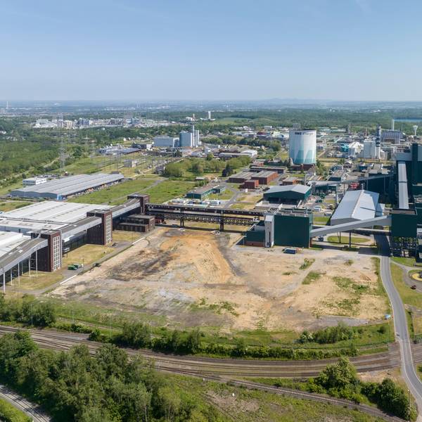 Das Luftbild zeigt einen Überblick über das Goldenbergkraftwerk und die Fabrik Berrenrath auf dem Knapsacker Hügel.