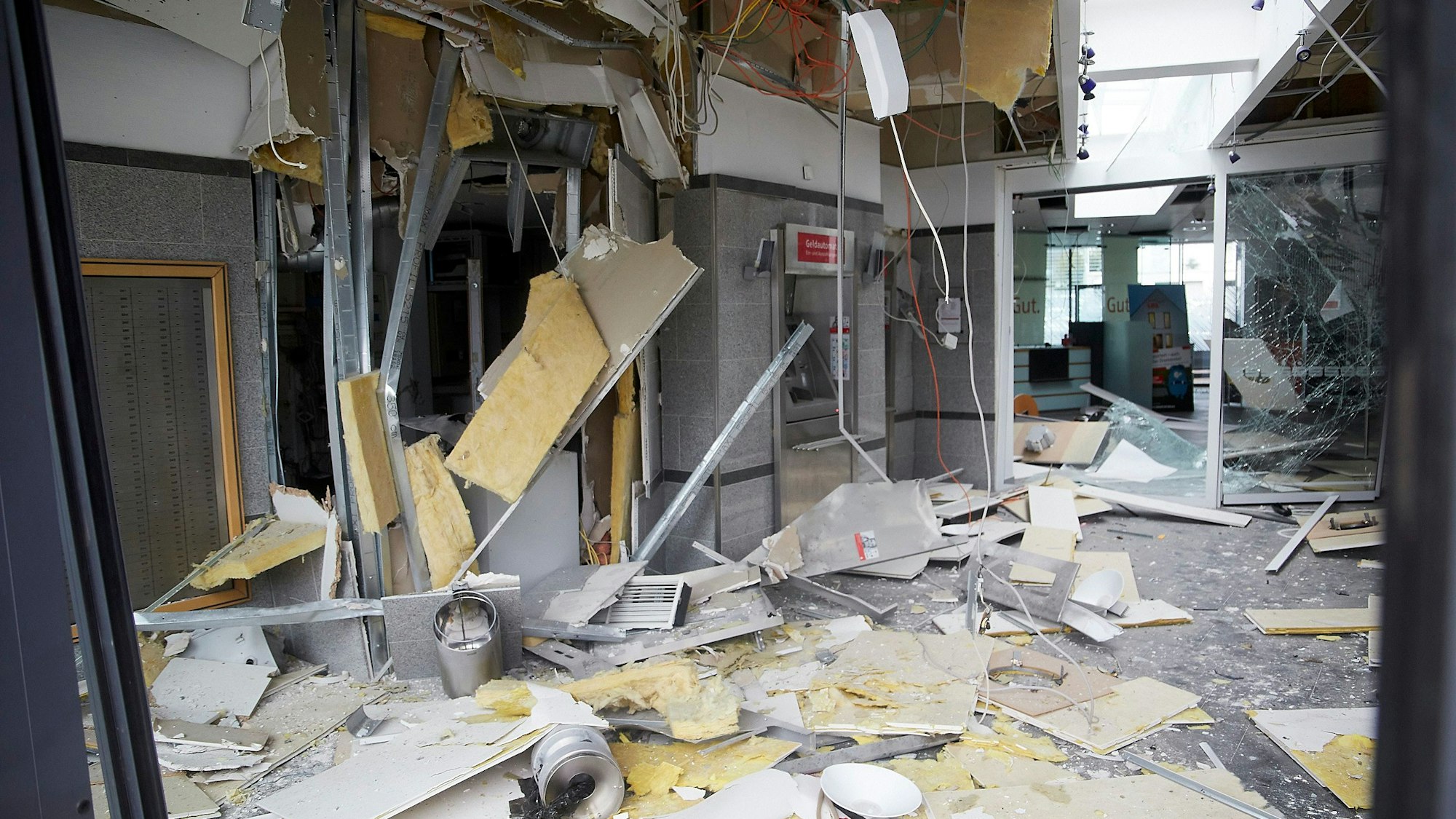 Trümmerstücke liegen nach der Explosion in der Eingangshalle der Filiale.