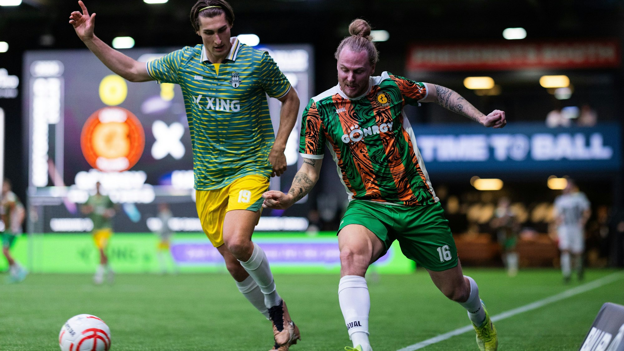 Die Teams von Gönrgy Allstars und Hardstuck Royal treffen im ersten Spiel der Baller League in der Motorworld aufeinander.