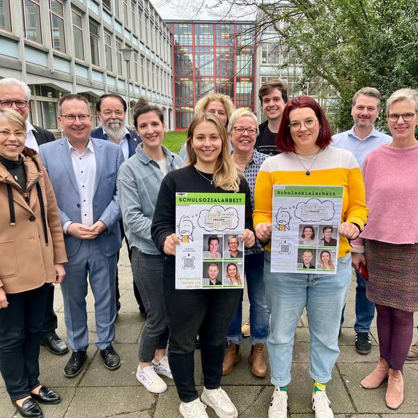 Verantwortliche der Berufsschulen und der Stadt freuen sich über neue Schulsozialarbeiter am Campus Bismarkstraße