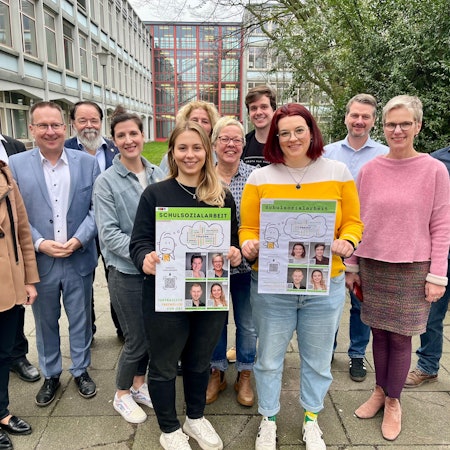 Verantwortliche der Berufsschulen und der Stadt freuen sich über neue  Schulsozialarbeiter am Campus Bismarkstraße