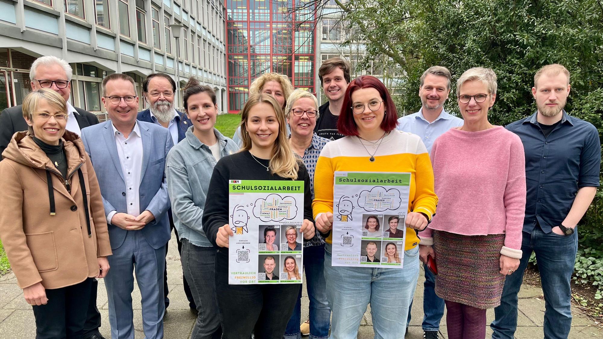 Verantwortliche der Berufsschulen und der Stadt freuen sich über neue Schulsozialarbeiter am Campus Bismarkstraße
