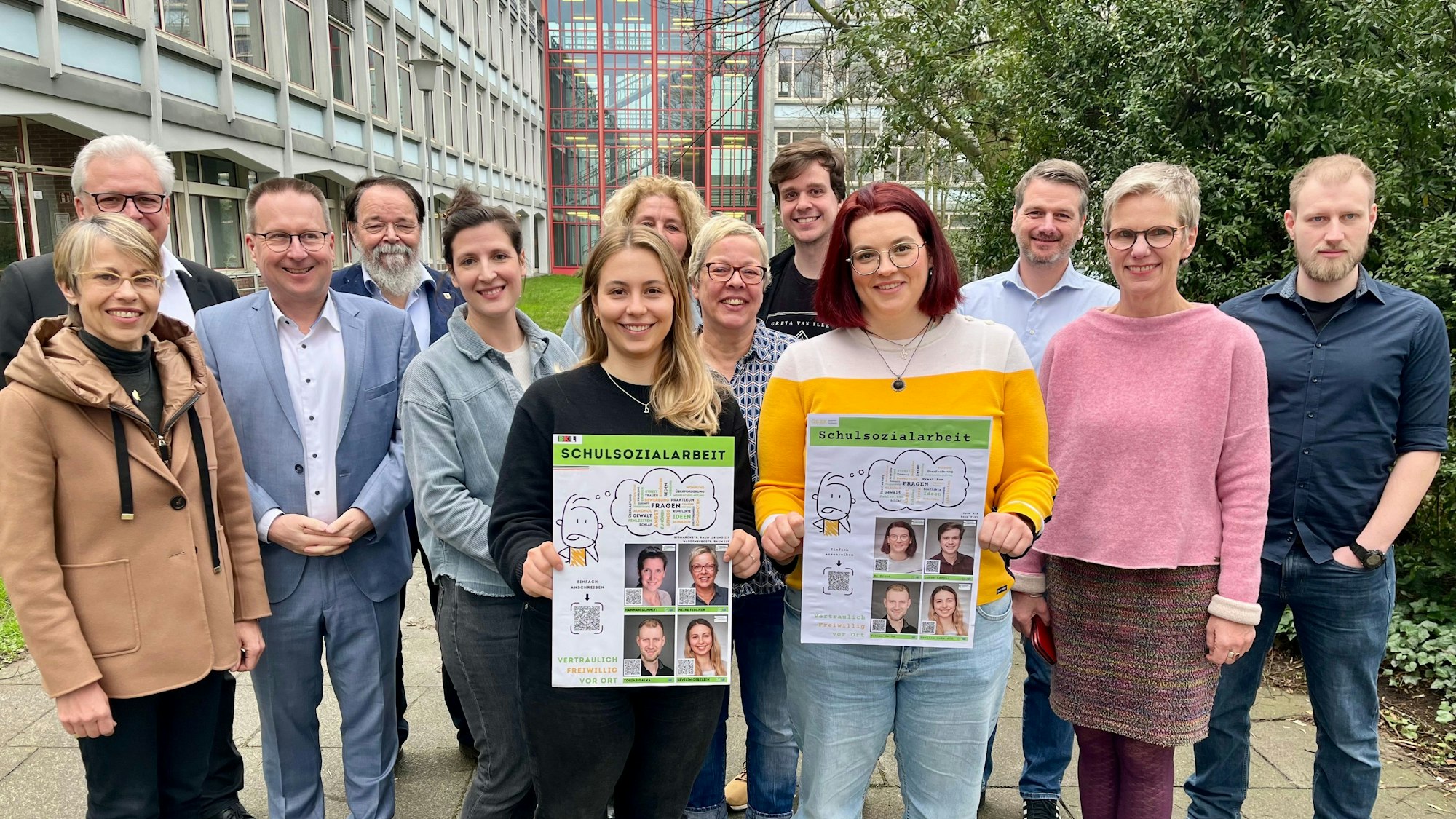 Verantwortliche der Berufsschulen und der Stadt freuen sich über neue Schulsozialarbeiter am Campus Bismarkstraße