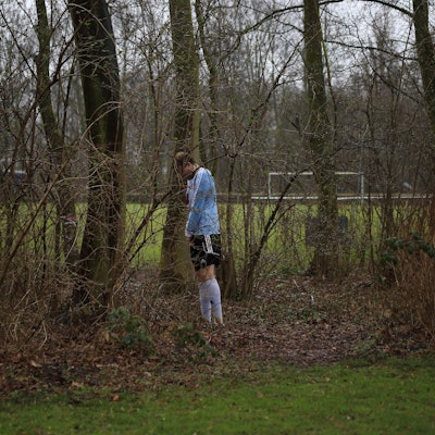 Meerbusch, Deutschland, Bezirksliga Gruppe 2, Rückrunde, FC Büderich - TUS Grevenbroich 3-2 am 05.3. 2017 im Stadion am Eisenbrand in Meerbusch bei Düsseldorf. Ein Spieler des FC Büderich mußte auf dem Weg von der Kabine zum Spielfeld einem dringendem Bedürfnis nachgeben und suchte sich dafür das Gestrüpp am Wegesrand aus.
Meerbusch Germany District League Group 2 Re round FC Büderich TUS Grevenbroich 3 2 at 05 3 2017 in Stadium at Eisenbrand in Meerbusch at Dusseldorf a Players the FC Büderich had on the Way from the Cabin to Playing field a urgent Need down and looking for to for it the Scrub at Wegesrand out