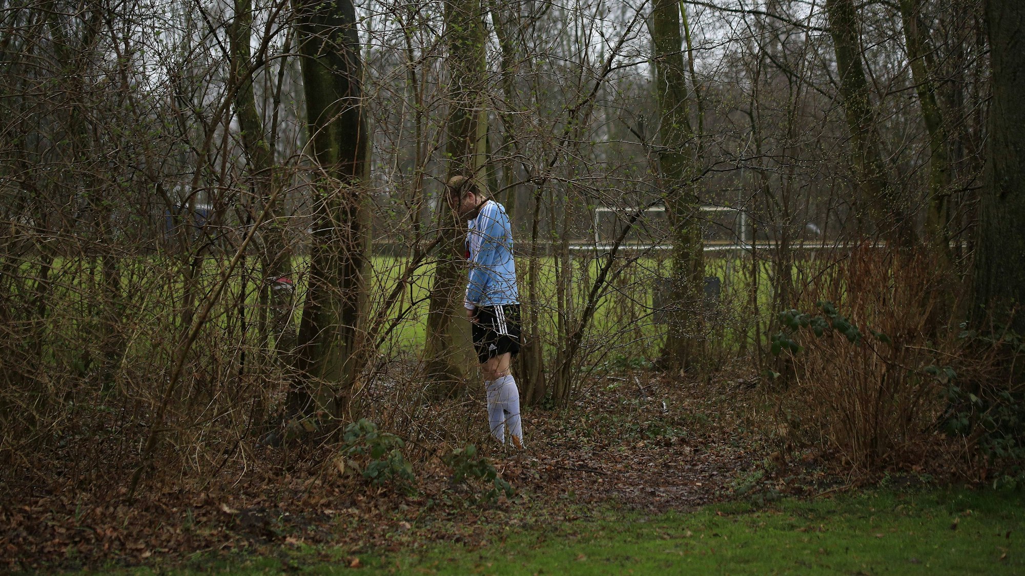Meerbusch, Deutschland, Bezirksliga Gruppe 2, Rückrunde, FC Büderich - TUS Grevenbroich 3-2 am 05.3. 2017 im Stadion am Eisenbrand in Meerbusch bei Düsseldorf. Ein Spieler des FC Büderich mußte auf dem Weg von der Kabine zum Spielfeld einem dringendem Bedürfnis nachgeben und suchte sich dafür das Gestrüpp am Wegesrand aus.
Meerbusch Germany District League Group 2 Re round FC Büderich TUS Grevenbroich 3 2 at 05 3 2017 in Stadium at Eisenbrand in Meerbusch at Dusseldorf a Players the FC Büderich had on the Way from the Cabin to Playing field a urgent Need down and looking for to for it the Scrub at Wegesrand out