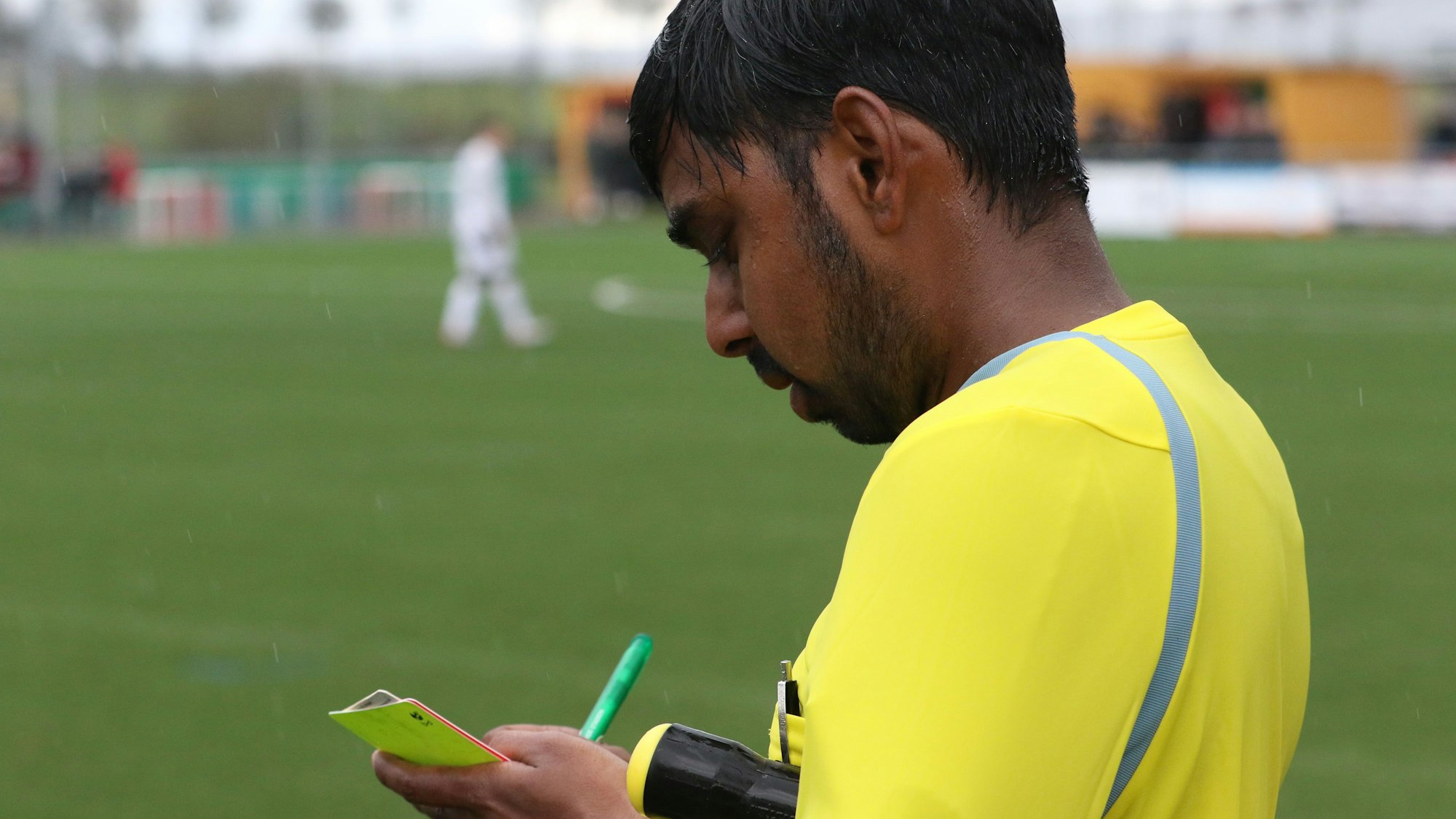 Michael Schnitzler als Schiedsrichterassistent beim Kreisliga-A-Spiel zwischen der JSG Erft 01 Euskirchen und dem SC Wißkirchen.