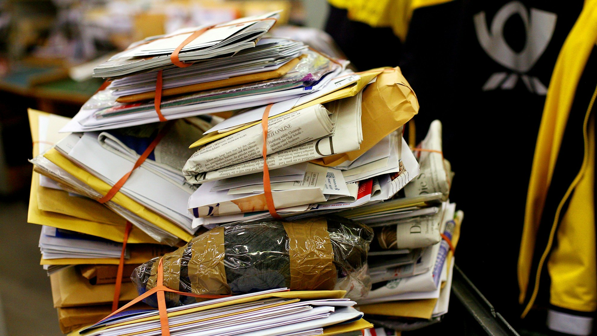 ARCHIV - 16.02.2011, Nordrhein-Westfalen, Köln: ARCHIV - Briefe stapeln sich am Donnerstag (17.02.2011) in Köln im Briefverteilzentrum. (zu dpa: «Postzusteller unterschlägt offenbar Tausende Sendungen») Foto: Oliver Berg/dpa +++ dpa-Bildfunk +++