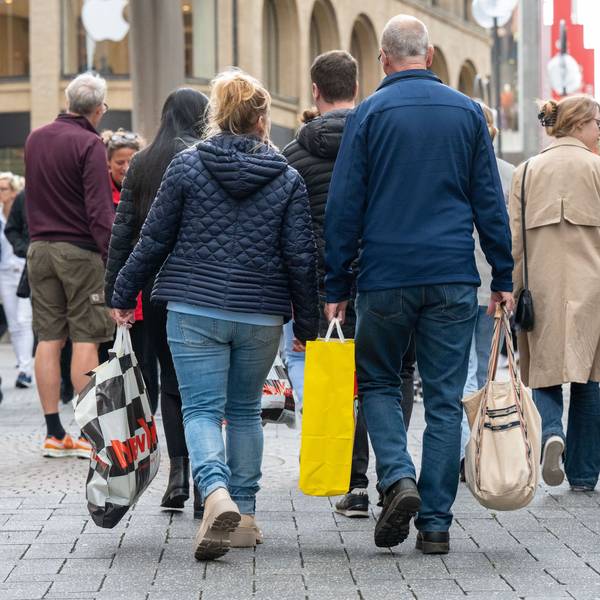 Passanten laufen mit Einkaufstüten auf der Schildergasse