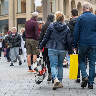Passanten laufen mit Einkaufstüten auf der Schildergasse