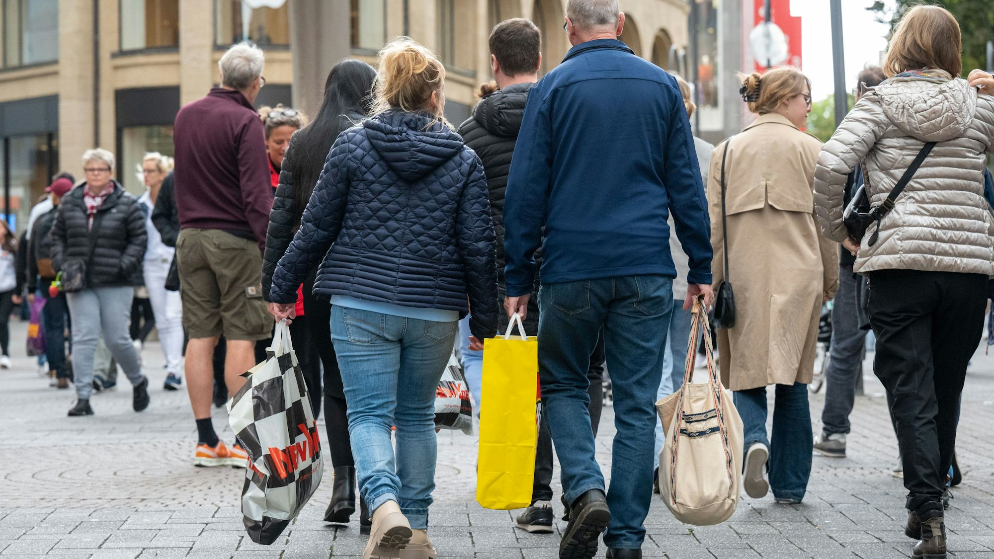 Passanten laufen mit Einkaufstüten auf der Schildergasse