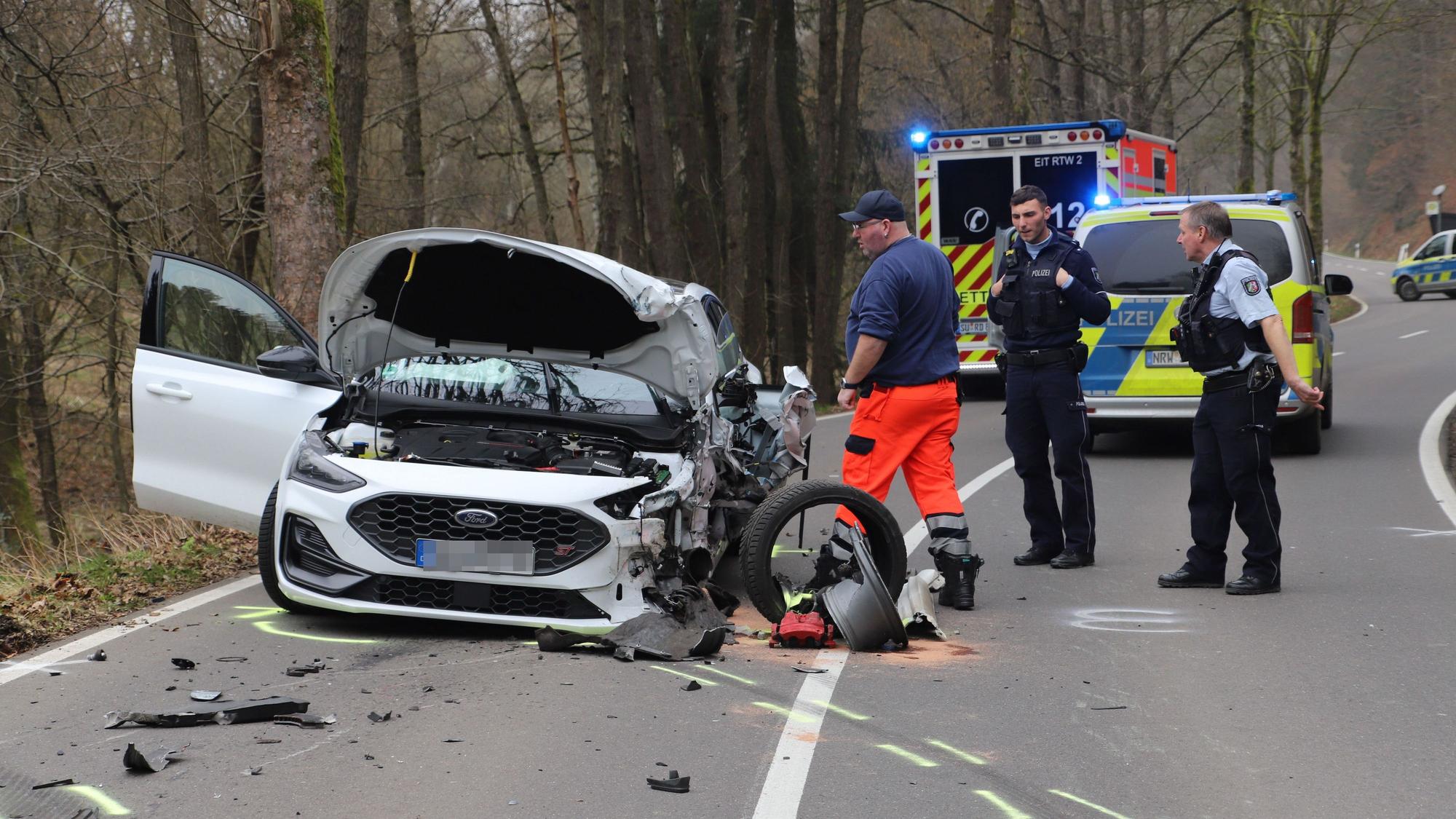 Bei einem Zusammenstoß auf der Landstraße 317 sind zwei Menschen verletzt worden. in Auto überschlug sich und stürzte eine etwa drei Meter Tiefe Böschung hinunter.