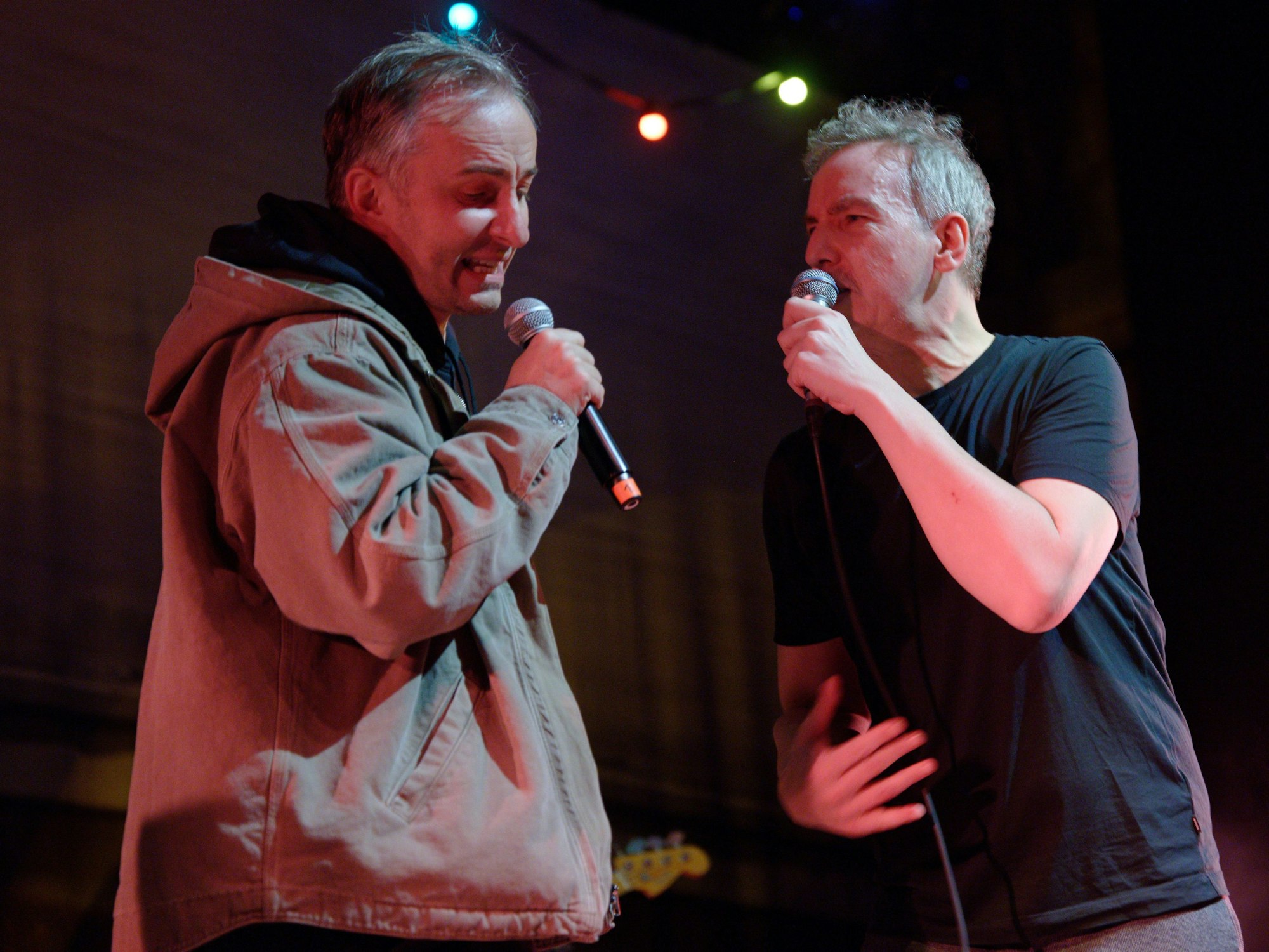 Die beiden singen gemeinsam auf der Bühne.