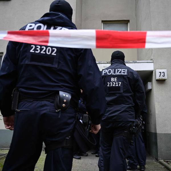 Mehrere Polizisten vor einem Wohnhaus in Berlin-Kreuzberg, in dem sich die ehemalige RAF-Terroristin Daniela Klette über mehrere Jahre versteckt hatte. Am Mittwoch soll ein möglicher Komplize festgenommen worden sein.
