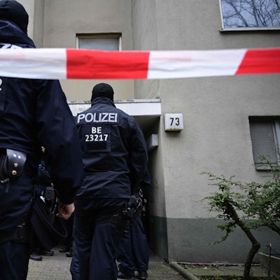 Mehrere Polizisten vor einem Wohnhaus in Berlin-Kreuzberg, in dem sich die ehemalige RAF-Terroristin Daniela Klette über mehrere Jahre versteckt hatte. Am Mittwoch soll ein möglicher Komplize festgenommen worden sein.