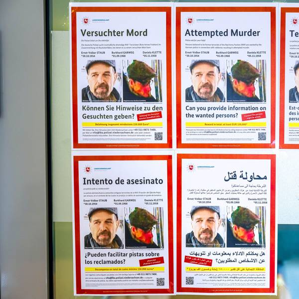 Fahndungsplakate hängen am Amtsgericht Verden. Die frühere Terroristin der Roten Armee Fraktion (RAF), Daniela Klette, ist in Berlin gefasst worden. Nach Ernst-Volker Staub und Burkhard Garweg wird noch gesucht.