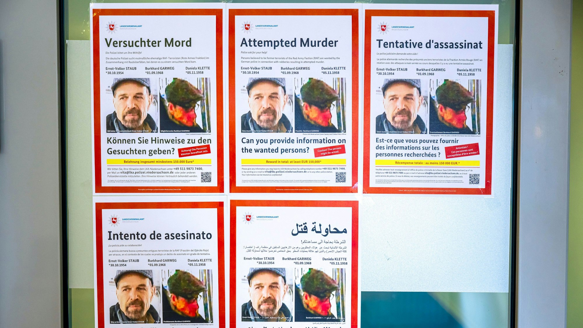 Fahndungsplakate hängen am Amtsgericht Verden. Die frühere Terroristin der Roten Armee Fraktion (RAF), Daniela Klette, ist in Berlin gefasst worden. Nach Ernst-Volker Staub und Burkhard Garweg wird noch gesucht.