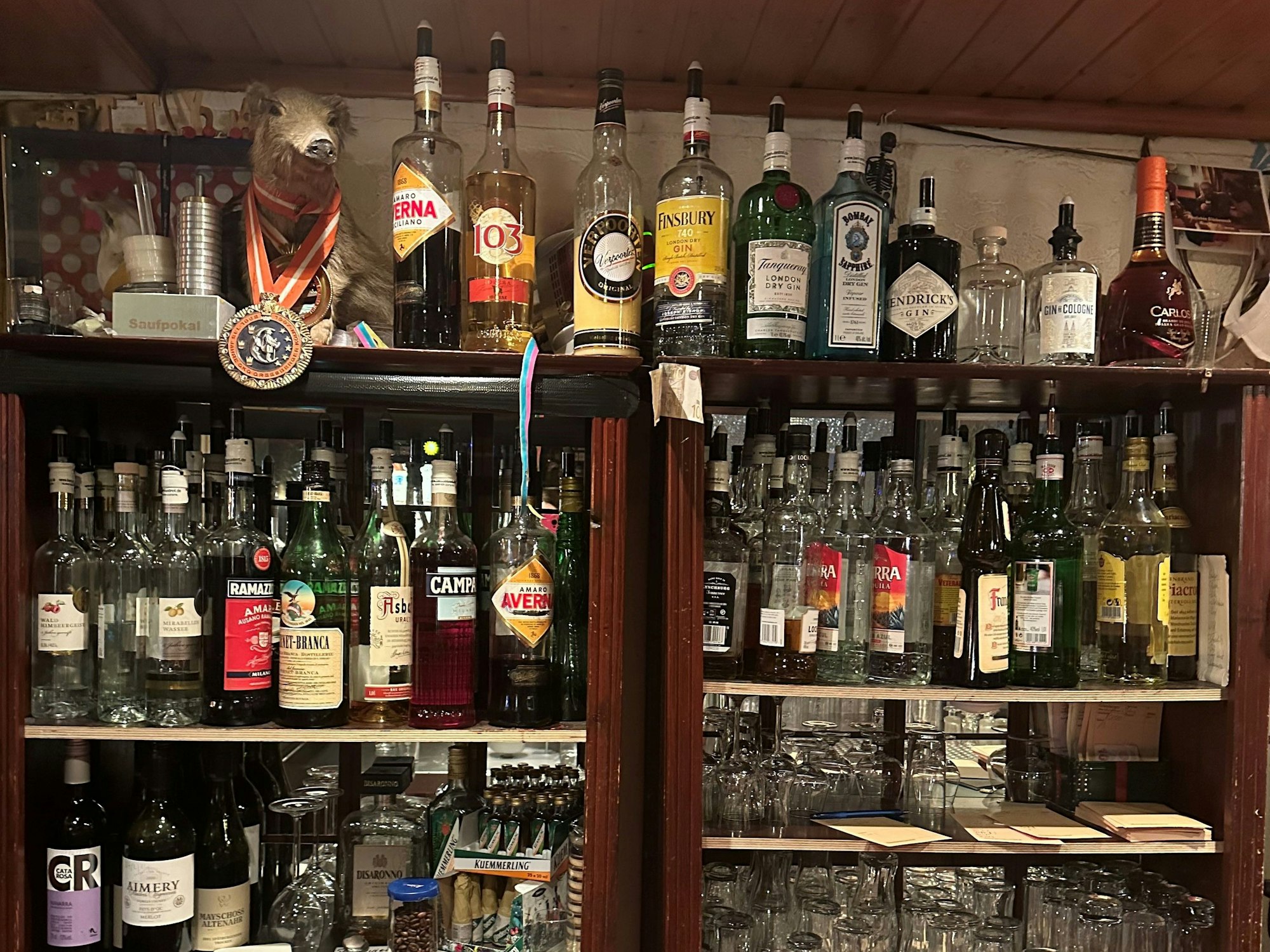 Kölsch Kneipe Greesberger am Eigelstein, großer Schrank mit vielen Schnapssorten.