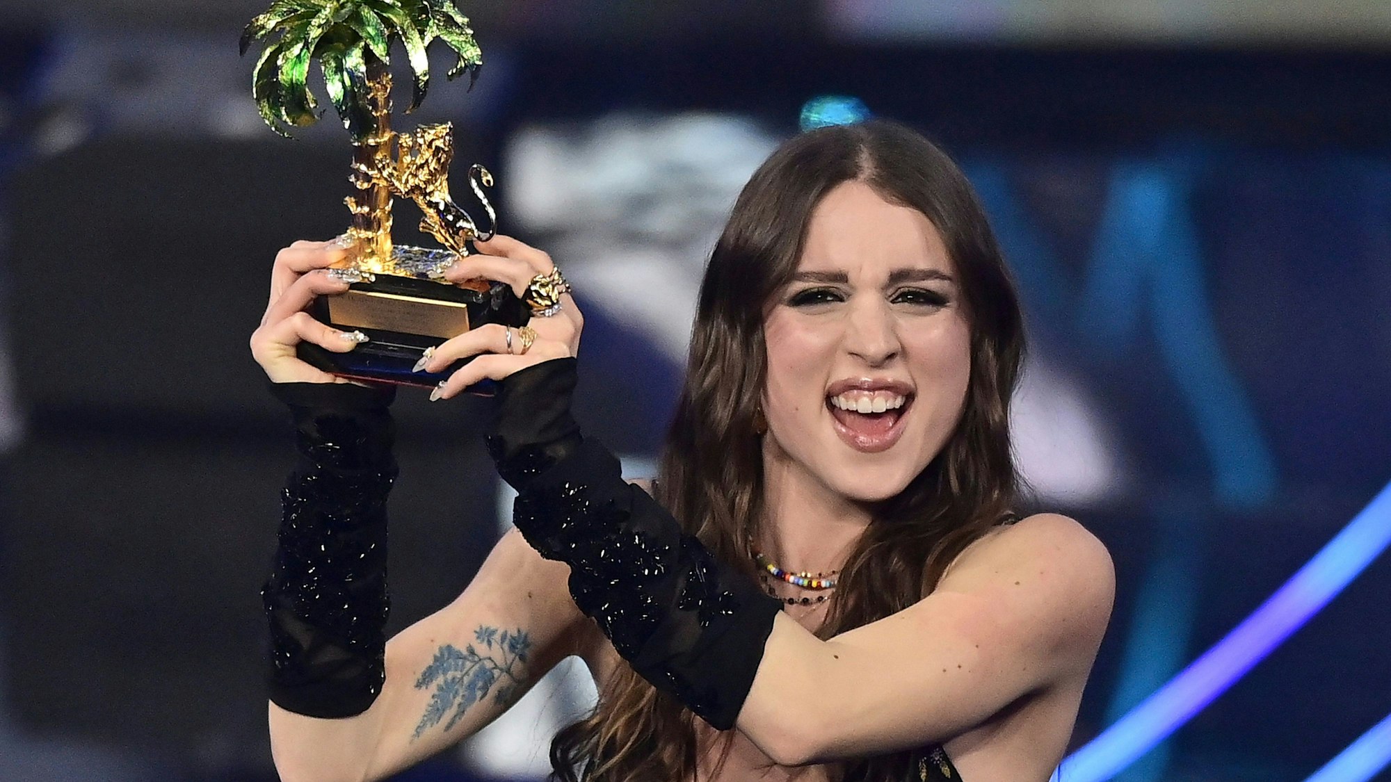 : Angelina Mango feiert nach ihrem Sieg bei der 74. Ausgabe des Sanremo Italian Song Festival im Ariston Theater.