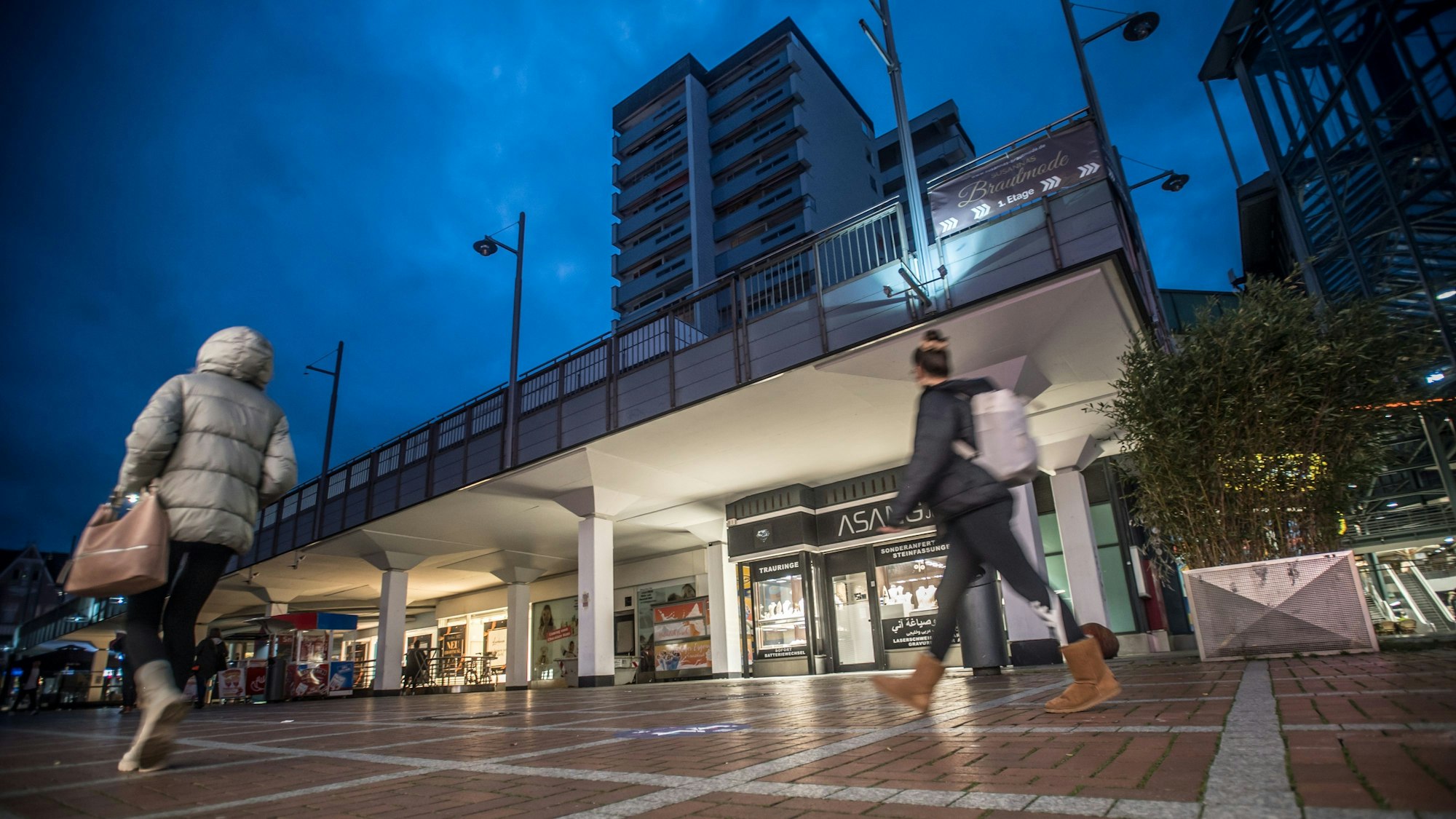 Das Aachener-Modehaus bleibt im ehemaligen Kaufhof-Gebäude in Wiesdorf.