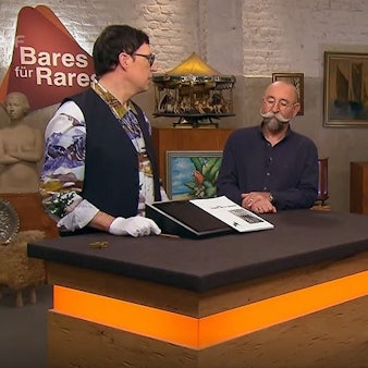 Mutter und Tochter aus Bornheim (v.r.) mit Horst Lichter (M.) und Kunsthistoriker Colmar Schulte-Goltz (l.) bei der Expertise von Bares für Rares.