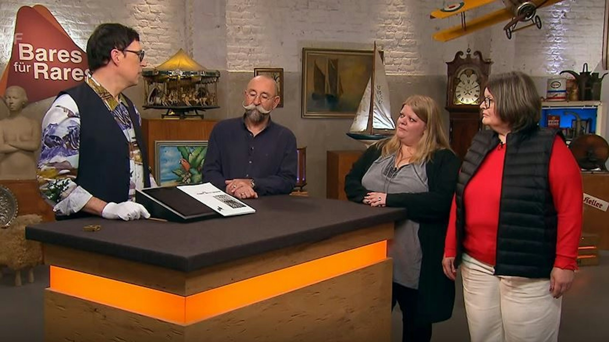 Mutter und Tochter aus Bornheim (v.r.) mit Horst Lichter (M.) und Kunsthistoriker Colmar Schulte-Goltz (l.) bei der Expertise von Bares für Rares.