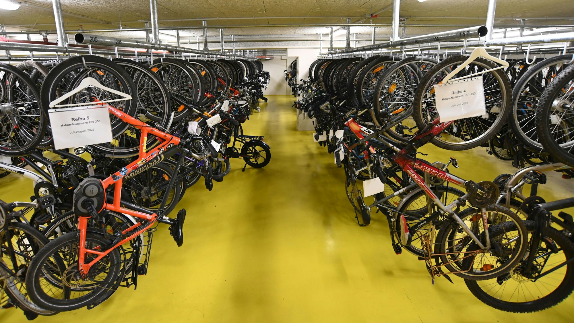 Bei einem Besuch des Kölner Fundbüros 2024 fanden sich schon einige Fahrräder im Fundus.