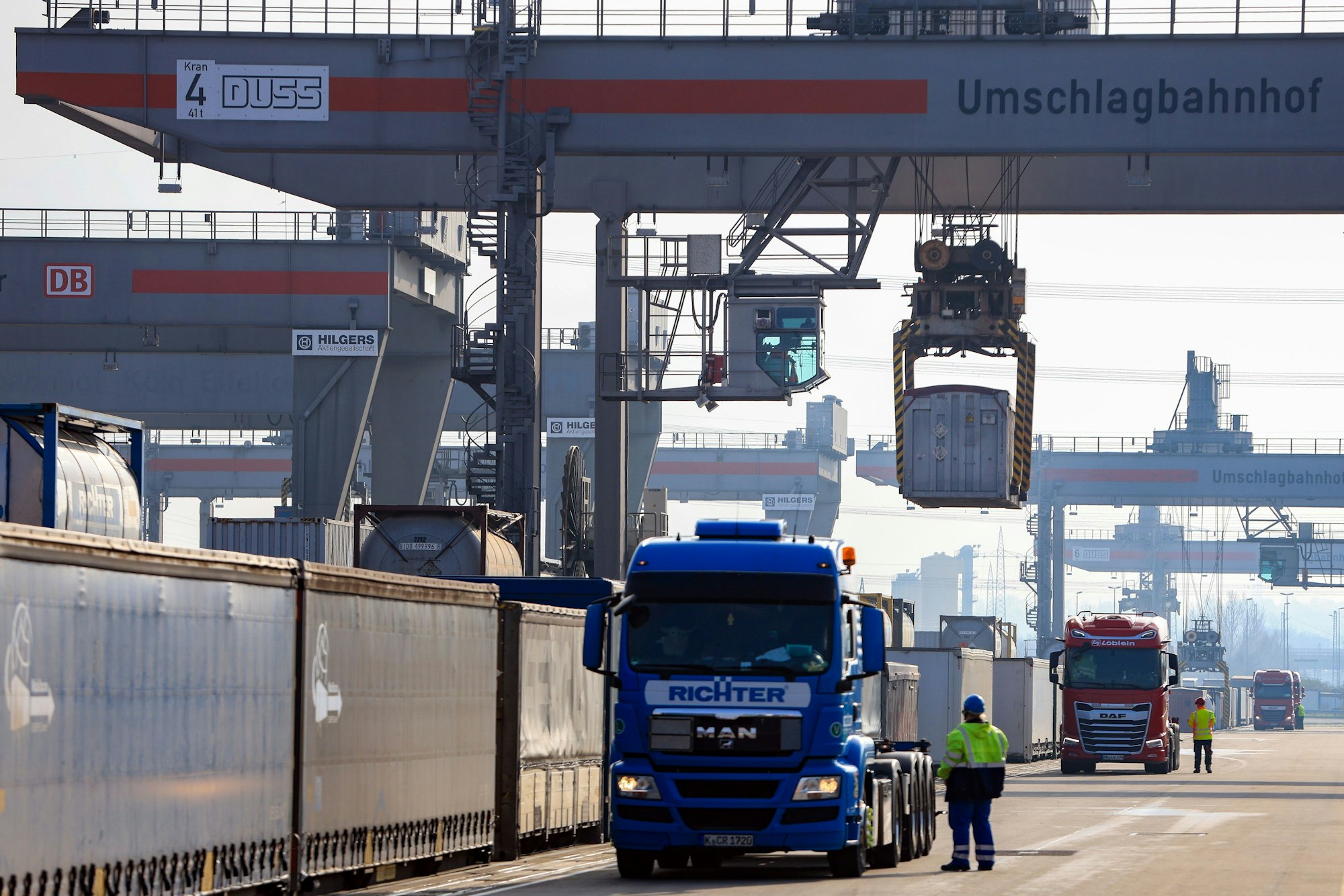 Die jetzt neun Containerkräne am Terminal Eifeltor heben Güter von der Straße auf die Schiene und andersherum (Archivbild).