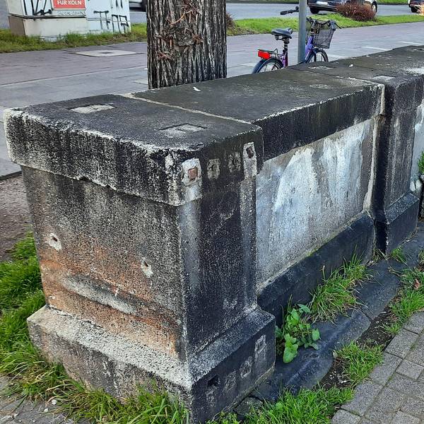 Mauerstück am Straßenrand